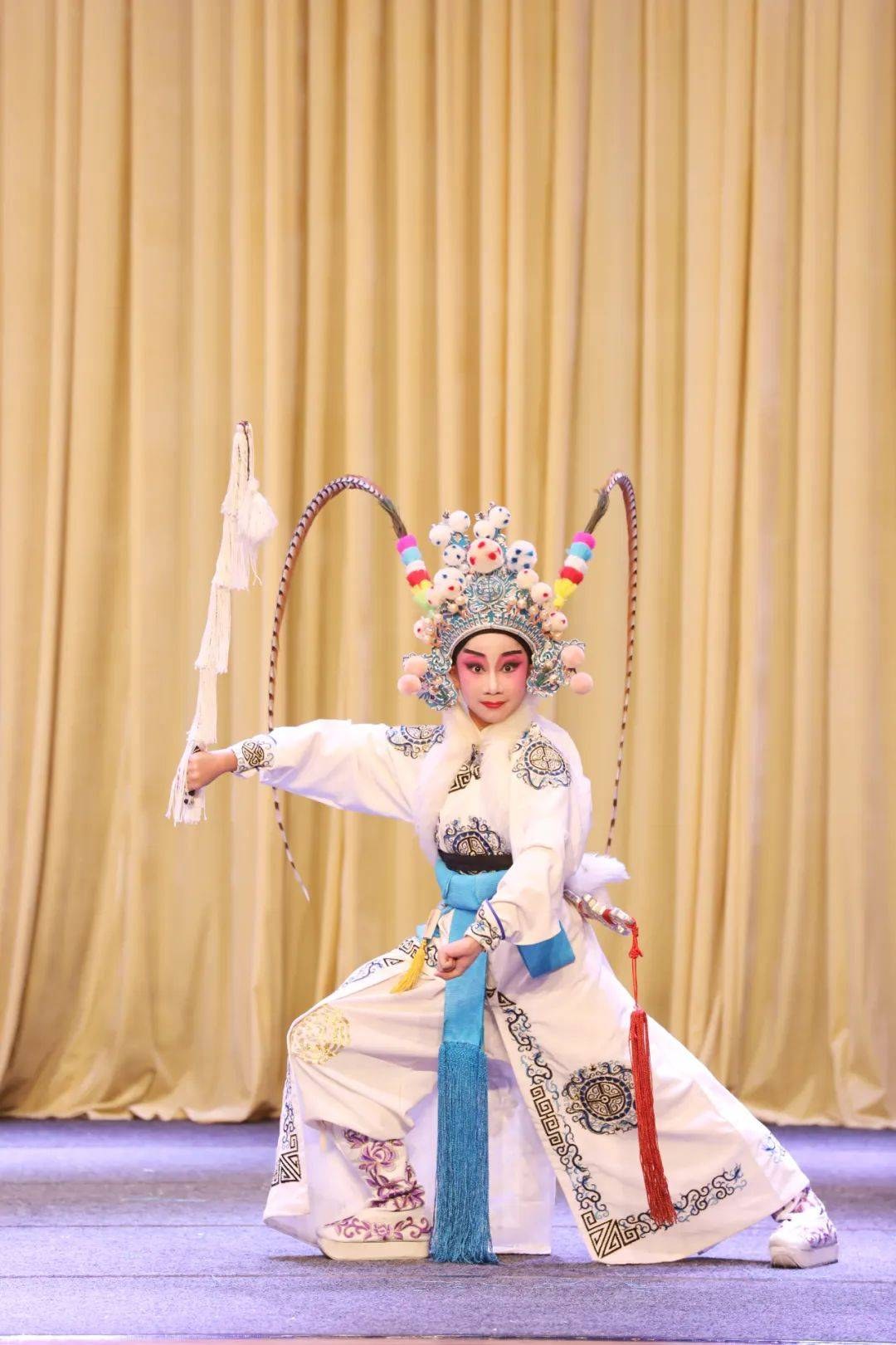 刀马旦持马鞭亮相
