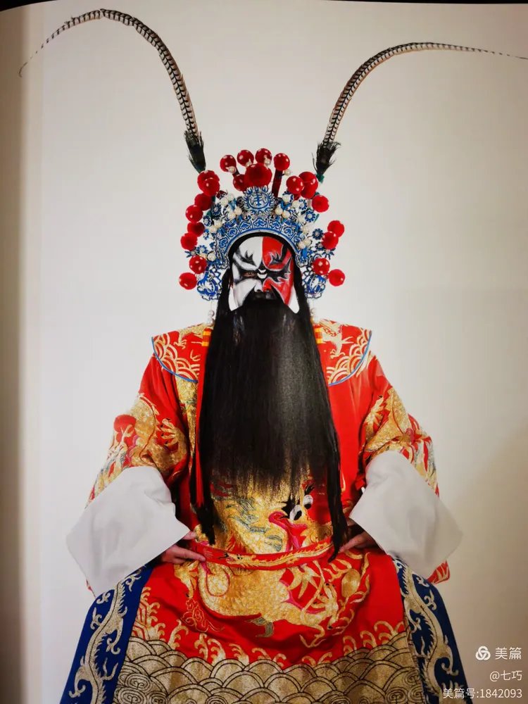 粤剧花脸(净角)重彩浓墨扮相