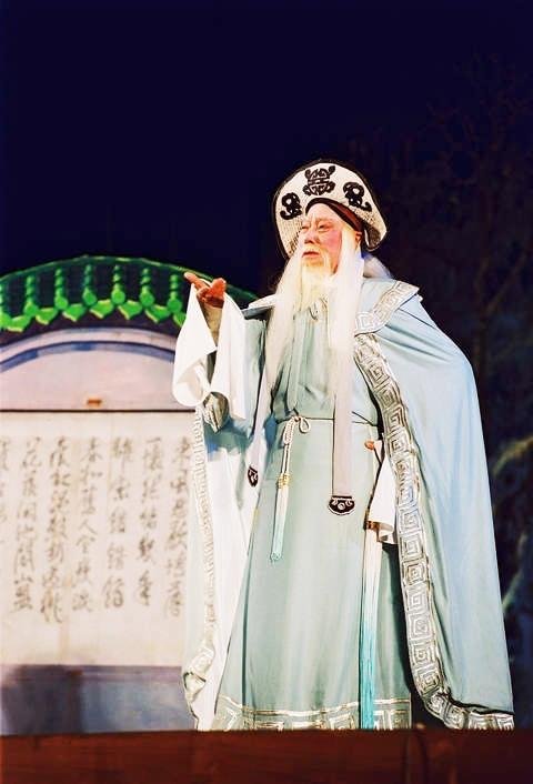 罗家宝出席虾腔研究会庆典（原始URL：http://k.sinaimg.cn/n/sinakd20241031s/386/w480h706/20241031/9f5a-c0cae59ea6e0877cf9466ec39935a815.jpg）