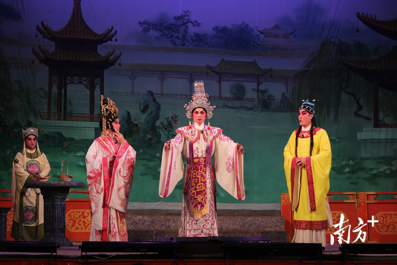 吴川粤剧南派艺术传承(图源:中国新闻网,原始URL:http://p4.itc.cn/q_70/images03/20220420/4410e4524d2541ed9cc1df20cb6ef892.jpeg)
